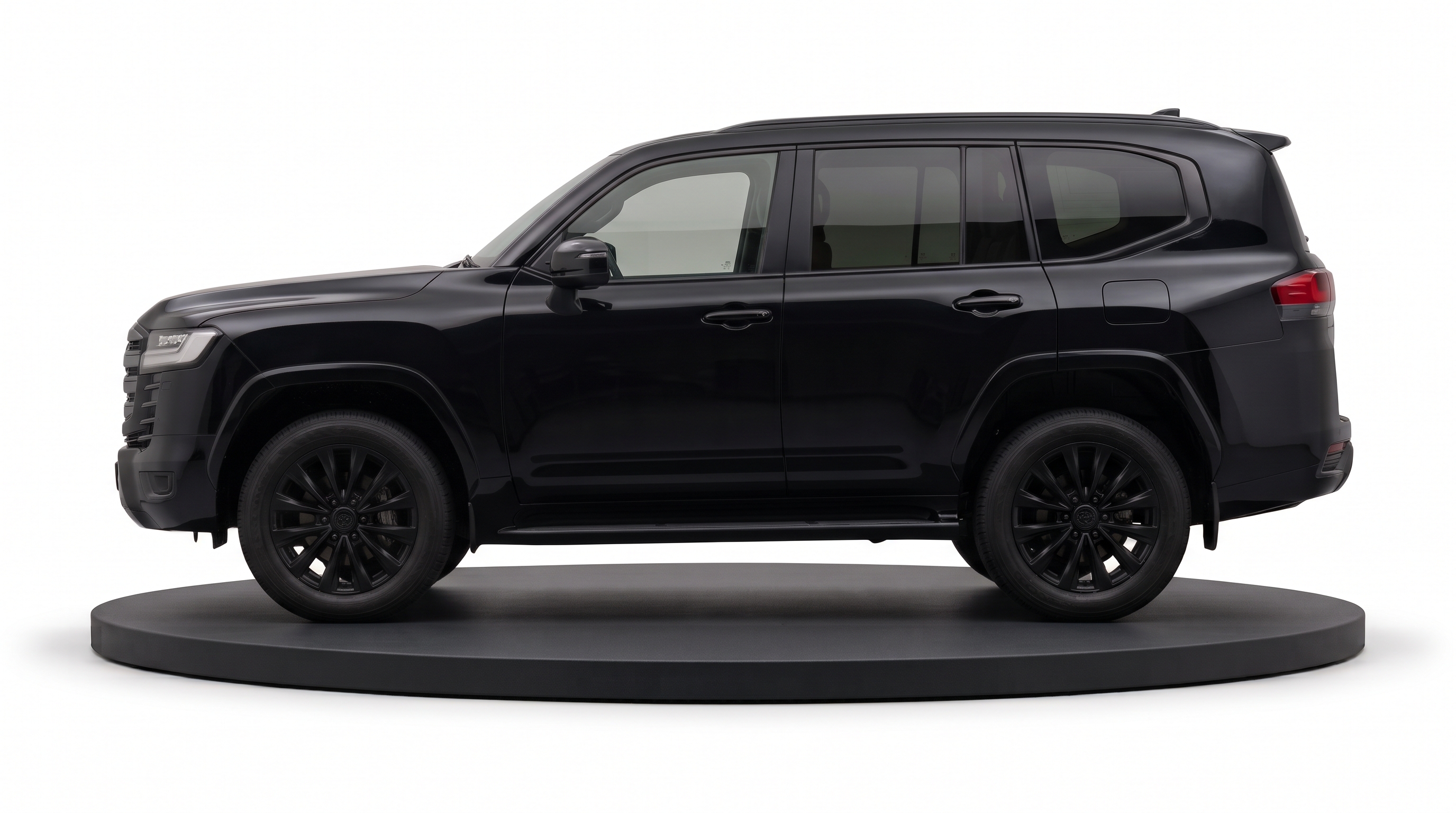 Чёрный Toyota Land Cruiser 300 на стенде
