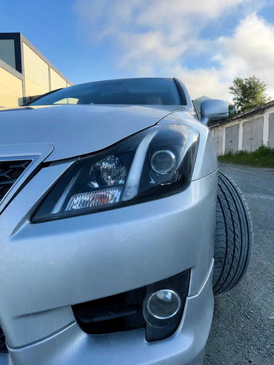 Серебристый Lexus у автотехцентра